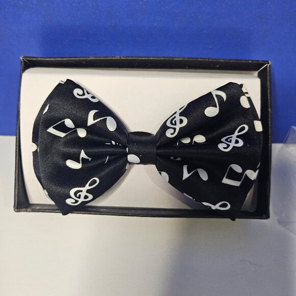 Adult/Teen Adjustable Black And White Musical Note Bow Tie - Picture 3 of 7